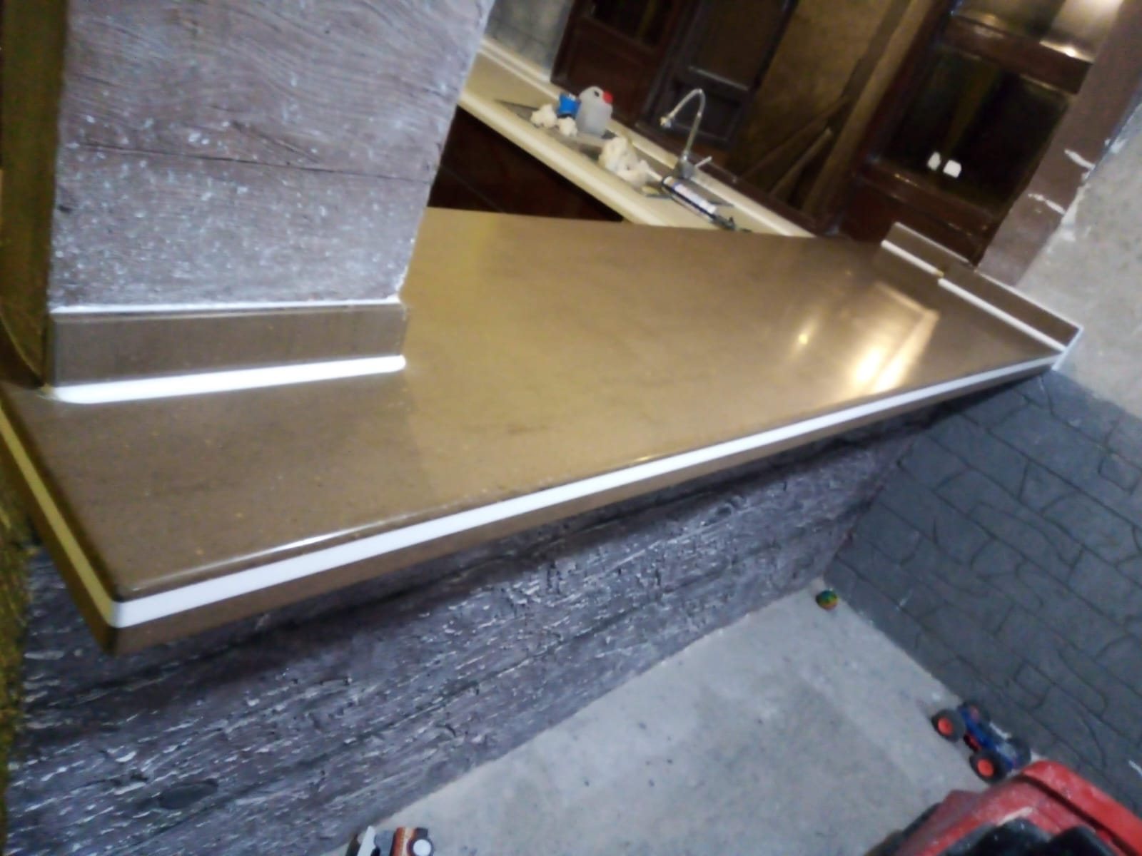 Cubierta de Corian color moca con cantos blancos