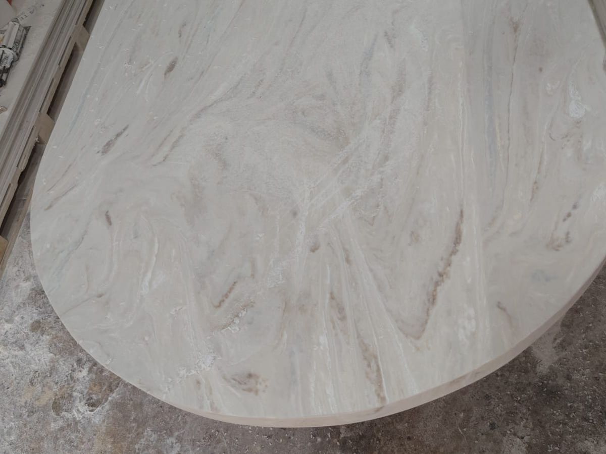 Detalle del veteado de una cubierta ovalada de tono claro
