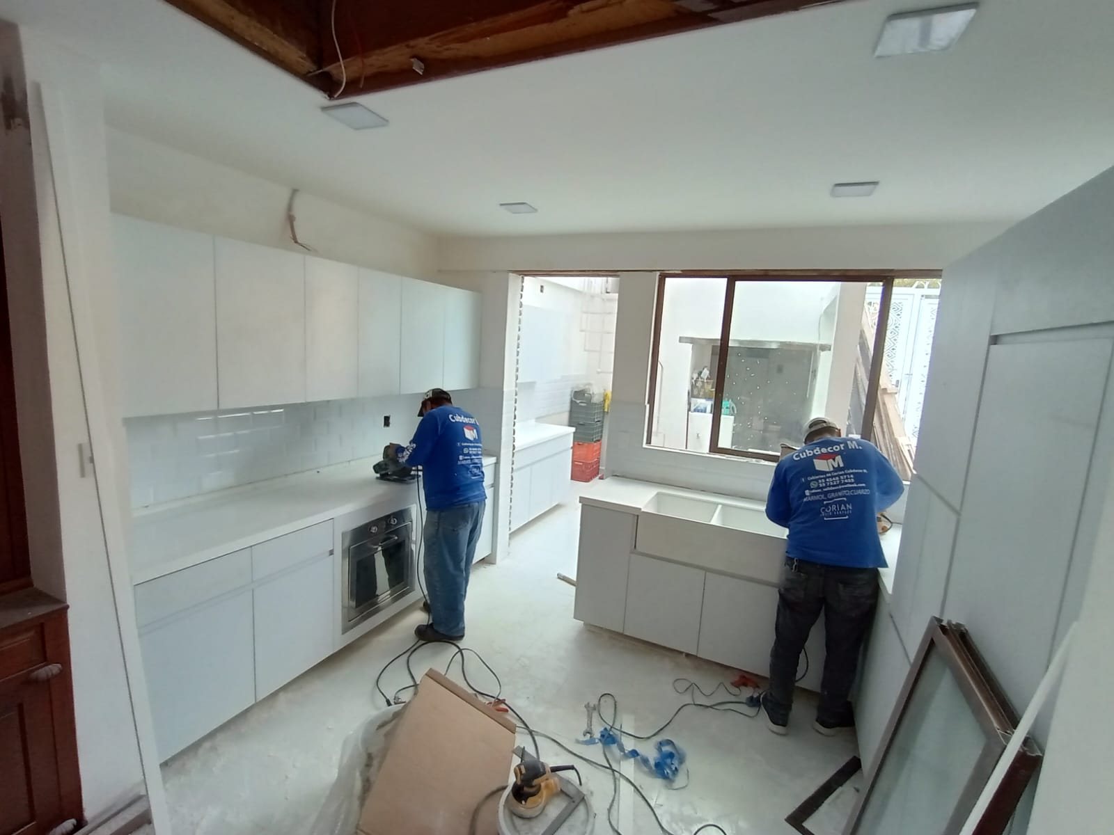 Equipo de Cubdecor instalando cubiertas de Corian en una cocina