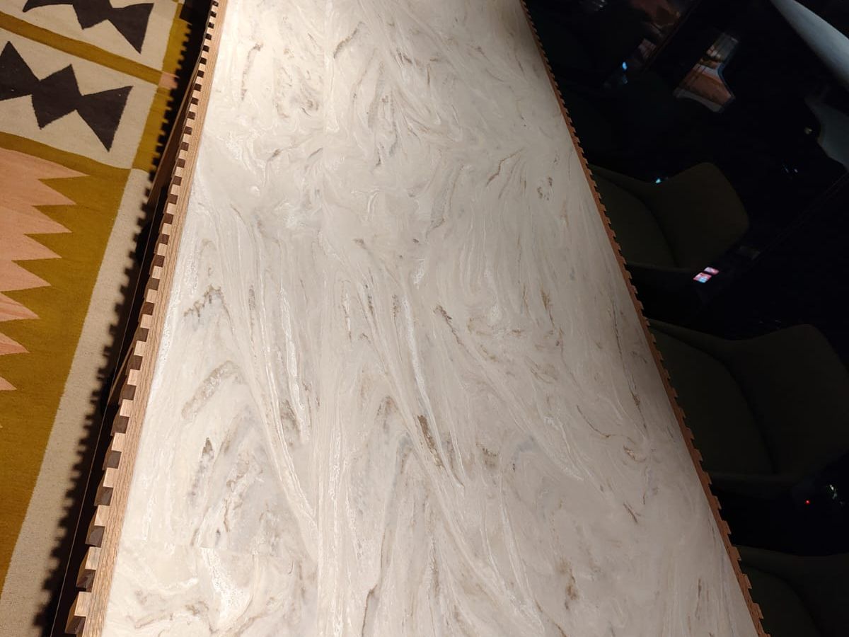 Vista superior de una cubierta larga de tono veteado con canto de madera acanalado